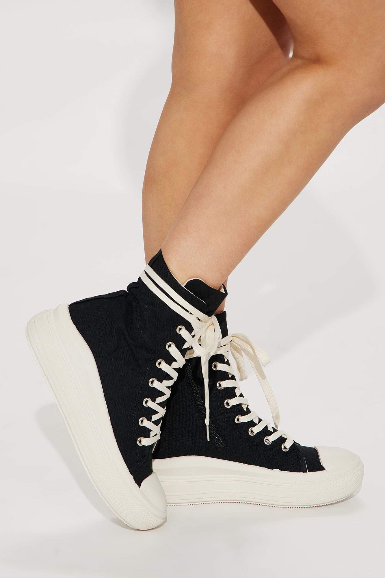 Feel A Way Sneakers - Black